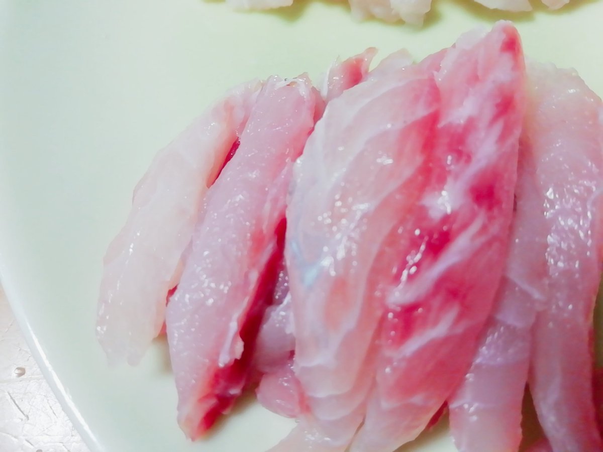 魚介類専門のオンライン直売所 漁師さん直送市場 高知県の九石大敷さんからコバンザメ コバンザメのお刺身は 白身の表面にピンクの血合いが混ざり とても綺麗です 味は全くクセがなく 上品な油がのってとても美味しかったです コバンザメのお