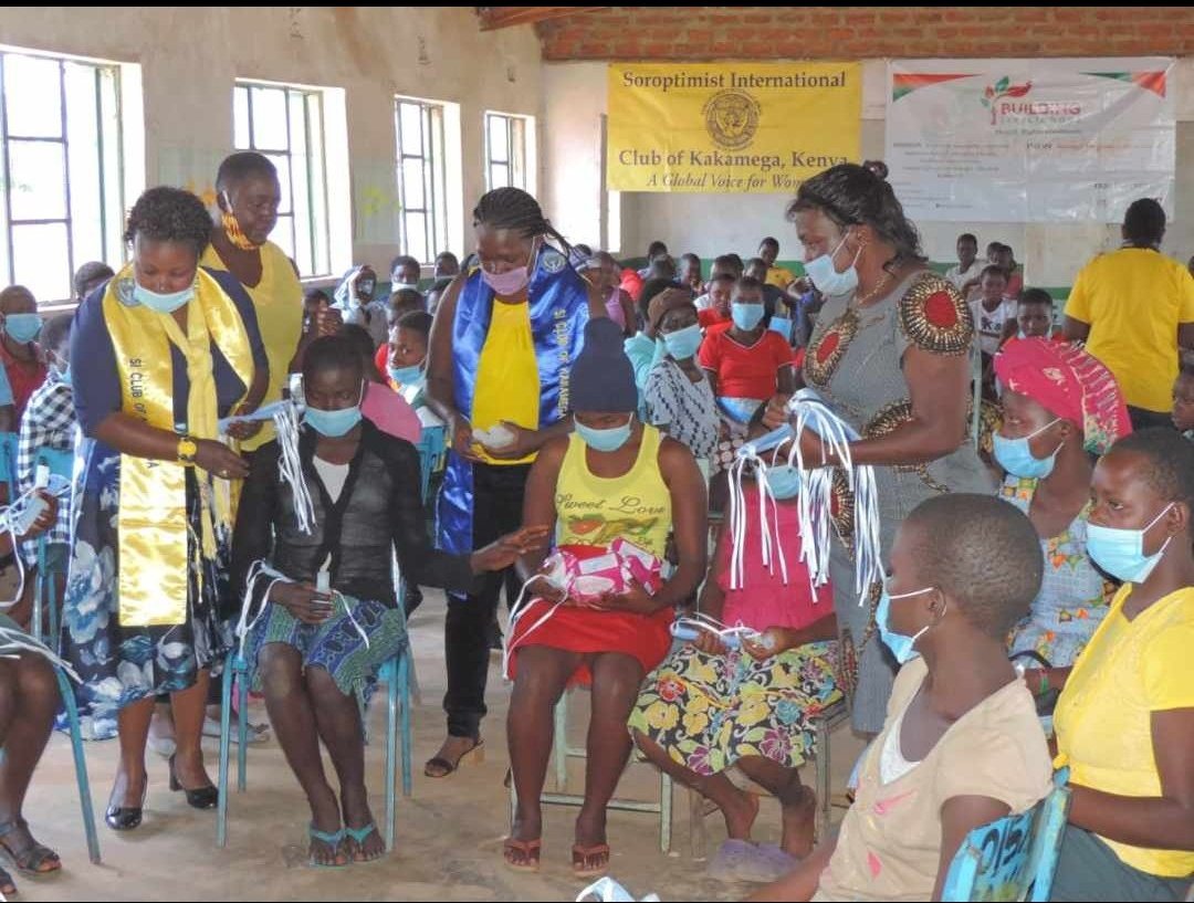 BuildingLiveli1's tweet photo. We donated sanitary pads,panties, masks and sanitizers to120 girls Shinyalu in Kakamega county.
We were fortunate to have CEC Gender, Women Representative Kakamega County, Soroptimist International gracing the occasion.
@KalejiA
 @TinadaOrg  @ChristoviaO @PaulHodgesTrust https://t.co/nNCYcaVwl5