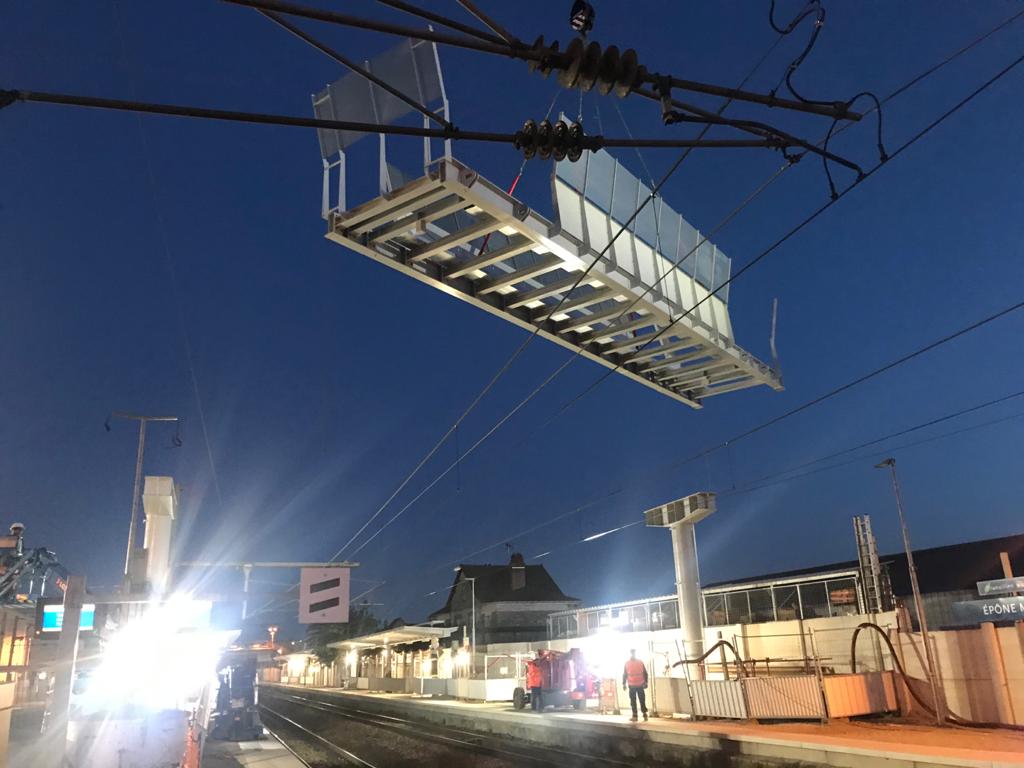 AmandineGraMa's tweet photo. #EOLE Ce WE : pose d'une passerelle au dessus des Voies à Epône! Operation impressionnante préparée rigoureusement par JF et Imane. 🚧👷‍♂️👷‍♀️ 
Et, REPOS mérité pour les équipes d'Haussmann = le 3x8 commence mardi soir, les équipes sont prêtes 🙌 @itif_travaux @ArmelleLagrange https://t.co/iEDF45qXwy