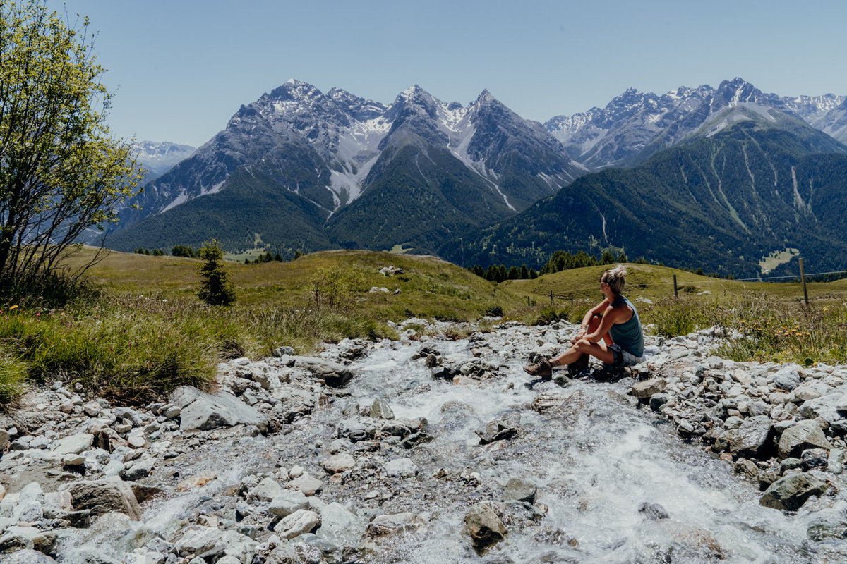 Reisehappen's tweet photo. Der Berg ruft in #Graubünden! Rund um Ftan locken tolle Wanderwege und urige Almhütten laden zum Verweilen ein, oder man macht einfach eine kleine Pause am Wasser.
#werbung @Graubunden #engadinized https://t.co/hhngjHckgs