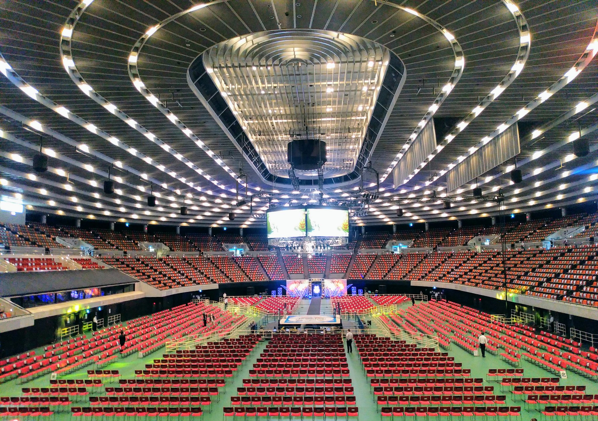 週刊プロレス Na Twitteru 新日本 大阪城大会初日 いつもの特設花道はなしで スタンド席はライオンマークがあるところは着席禁止で ソーシャルディスタンス仕様 市川 週プロ Njpw 新日本プロレス Njdominion 大阪城ホール T Co Lyiejvtwip Twitter