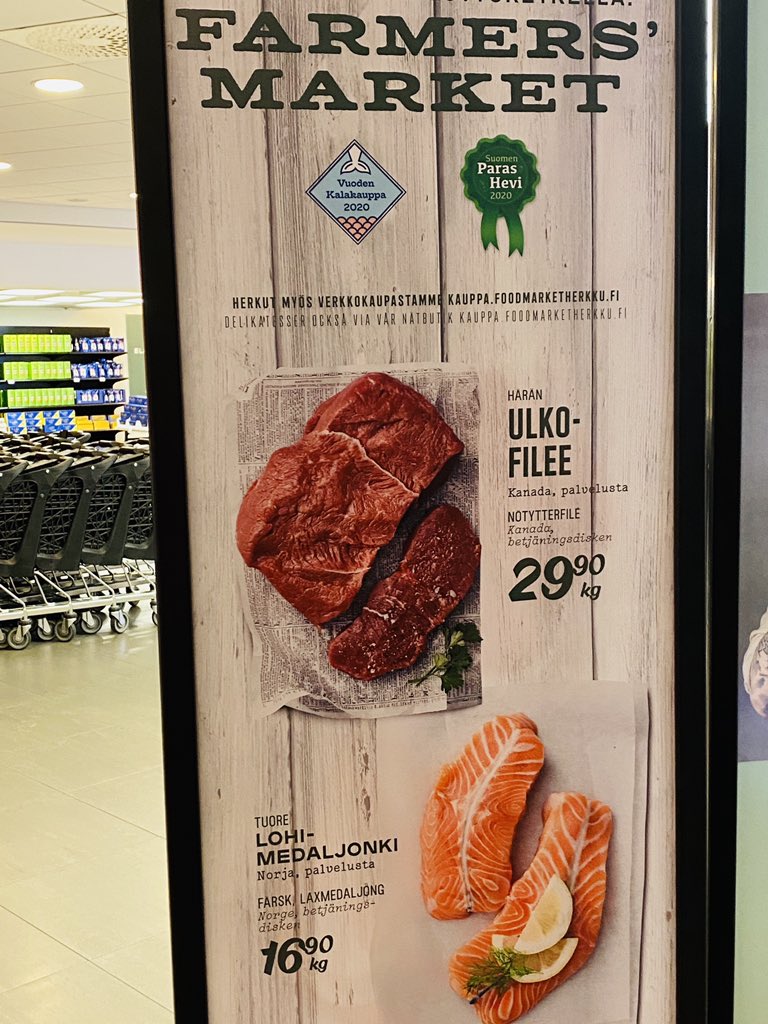 Sehän on selvä, että kun pääkaupungin hienoimmassa ruokakaupassa lähtee *herkullisuuden löytöretkelle* Farmers’ Marketiin, tarjotaan ensimmäisenä norjalaista lohta ja kanadalaista ulkofilettä. 🤦🏻‍♀️
