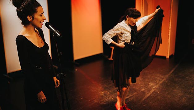 bilbohiria's tweet photo. #PIPERPOLIS:
Bertsolaritza eta flamenkoa "Gorria" ikuskizunean
@ane_zabala
https://t.co/L7cvljJjkk https://t.co/tax7osUEzX