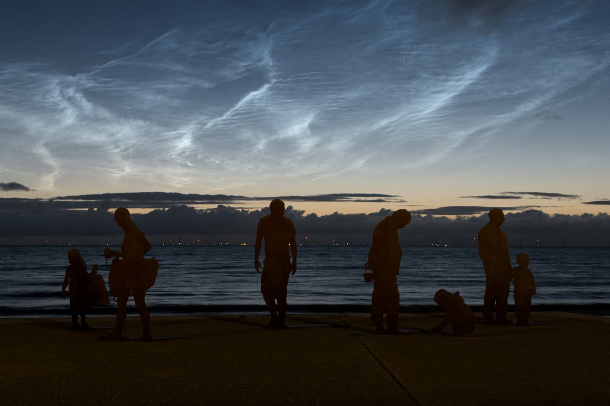 Shiny clouds and a hiding Comet #Neowise from Colwyn Bay Promenade, 3:30AM this morning

#welshphotography #astrophotography #bayofcolwyn #nlc #weather #cometneowise @s4ctywydd @ruthwignall @derecktheweather @visitwales @opoty