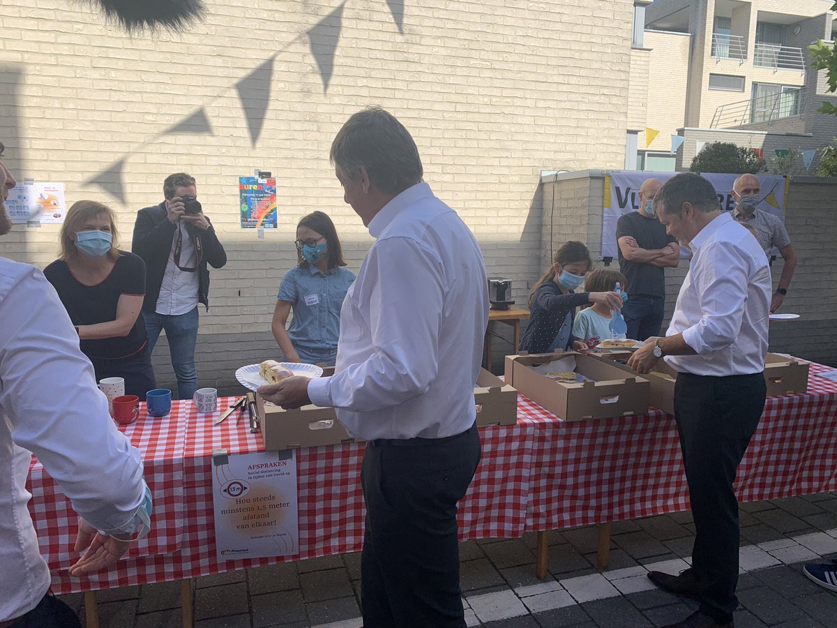 De eerste Zomerstraat is een feit. Wat een ambiance in de Cardenberch in Leuven. Ondertussen doen al meer dan 500 straten in Vlaanderen mee aan <a href="/Zomerstraten/">Zomerstraat.vlaanderen</a>. Coronaproof. <a href="/BartSomers/">Bart Somers</a> <a href="/Voetgangersbwg/">Voetgangersbeweging</a> Vlaanderen feest!
