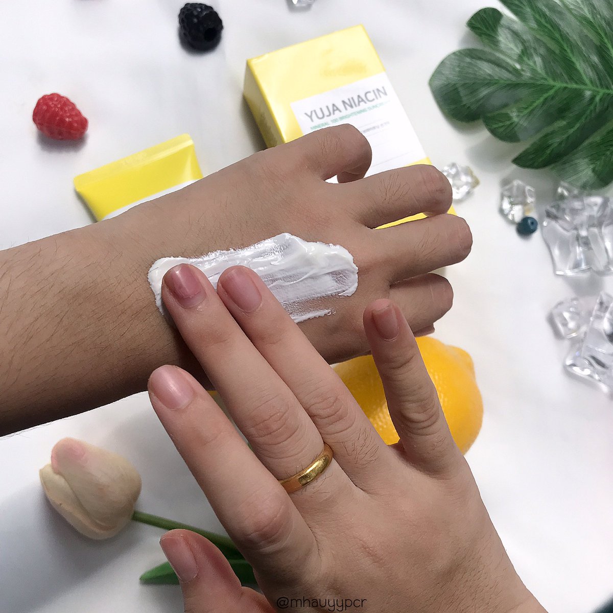 mhauyypcr's tweet photo. กันแดด some by mi  Yuja Niacin 🍋✨ มีกลิ่นส้มอ่อนๆ เป็นกันแดดที่เป็นโทนอัพด้วยทาแล้วจะปรับสีผิวให้ขาวขึ้นมาระดับนึงนะงับมี Spf50+ pa++++ กันแดดได้ดีมากๆเนื้อบางเบาไม่เหนียวหน้าเลยให้มา50ml. จุใจมาก💛 #ไว้รีวิวห้ามขายของโว้ยย #howtobeauty #ใช้จริงรีวิวจริง https://t.co/p56an6xKBb