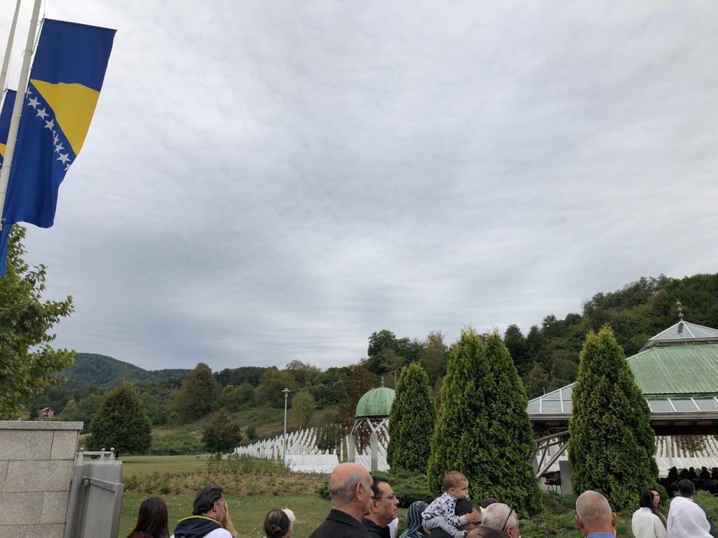 11 Temmuz 1995’de #Srebrenitsa’da 8.372 Müslüman Boşnak acımasızca soykırıma uğradı.

Yerin ve göğün haykırdığı ama dünyanın sustuğu #Srebrenitsa katliamını unutmadık ve unutturmayacağız. Katliamda kaybettiğimiz canları rahmetle anıyoruz.
#Srebrenitsa 🇧🇦