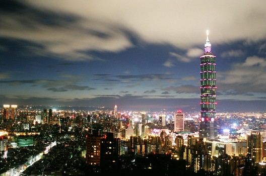 10. TAIPEI 101Location: TaipeiHeight: 1,667 ft (508 m)Floors: 101Architects: C.Y. Lee & Partners Architects/PlannersBuilding Function: OfficesCompletion: 2004