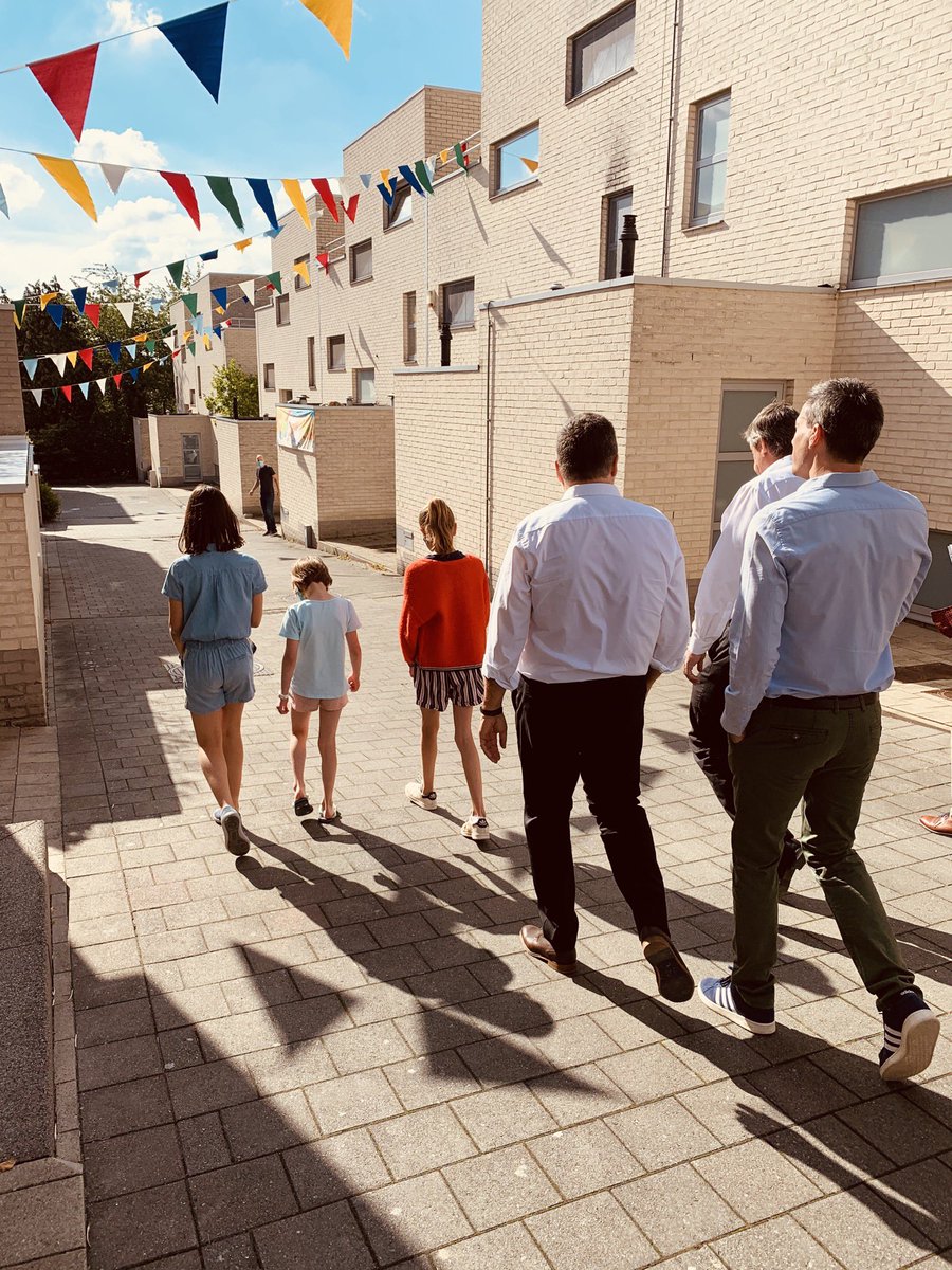 Samen met <a href="/JanJambon/">Jan Jambon</a> starten we de Vlaamse Feestdag vandaag in <a href="/leuven2030/">Leuven 2030</a> waar de eerste Zomerstraat is gelanceerd. Fantastisch om te zien hoe mensen deze feestdag op een veilige manier vieren. #warmvlaanderen