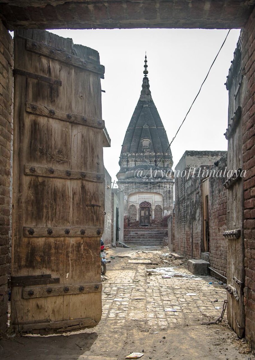 48•Ancient old Hindu temple in Eminabad Gujranwala, Pakistan.Now being used as a cattle yard.There’re many ruined temple in Gujranwala which are mostly occupied by locals!
