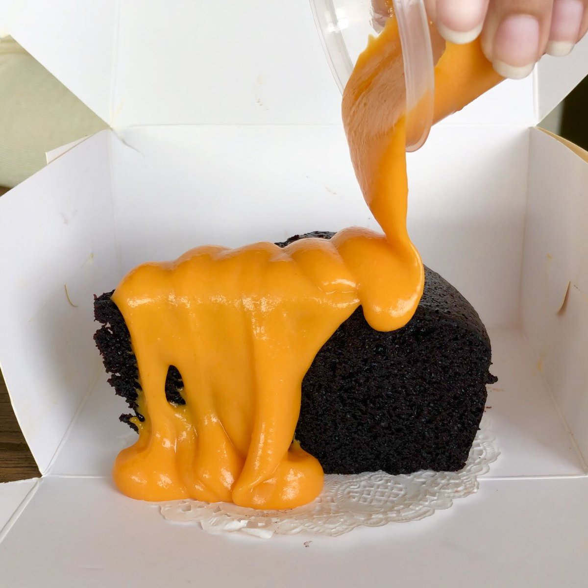 absolutchoc's tweet photo. MASA YANG DITUNGGU-TUNGGU TELAH TIBA! Introducing Salted Egg Charcoal cake SLICES !!! Limited Time only !!

Mungkin ramai yang nak try Salted Egg cake #absolutchocolat tapi tak nak yang whole cake kan? Jom try yang SLICE pulak! 

Apa lagi, JOM Retweet! 😍 https://t.co/wvgx23Ip53