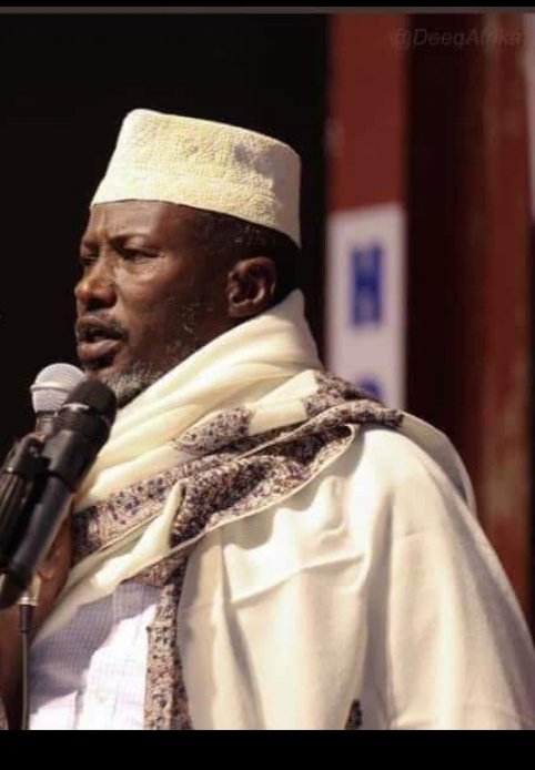 Qof kasta oo murti leh,
Qof kasta oo maalqabeen ah,
Qofkasta oo masuul ahna,
Ogaada reer soomaaliyeedow,
Hadii aadan dan guud helin,
Dan gaar ah inay kuu miro dhalayn.

Isalaan ciise islaan maxamed