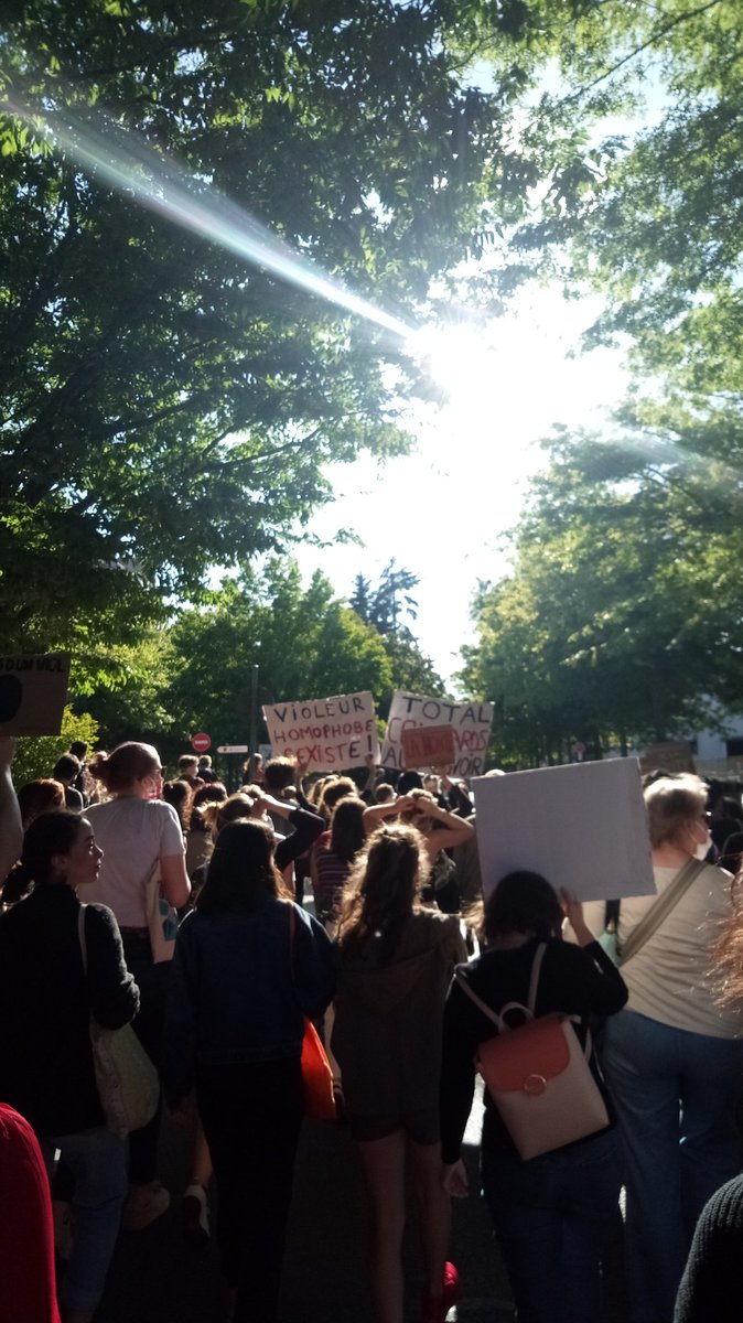 brjvelephant's tweet photo. On a marché pendant deux heure à Rennes et on a sentie la colère des meufs, on a pas fait de pause dans les slogans parce qu'on a trop la haine
Ça a fais du bien donc merci à @Noustoutes35 https://t.co/LSTxM0zLtP