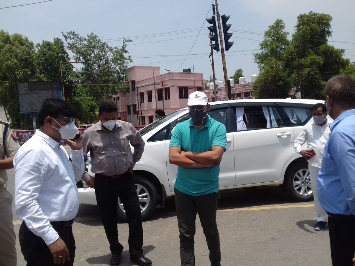 firozabaddm's tweet photo. आज शहर में क्षेत्रीय भ्रमण कर शासन के निर्देशानुसार लॉक डाउन का अनुपालन सुनिश्चित कराते हुए #StayHome @PMOIndia  
@myogiadityanath @CMOfficeUP @UPGovt @ShishirGoUP 
@MotisinghU @ashishMib @News18UP @InfoDeptUP https://t.co/VWx5SLw5EH