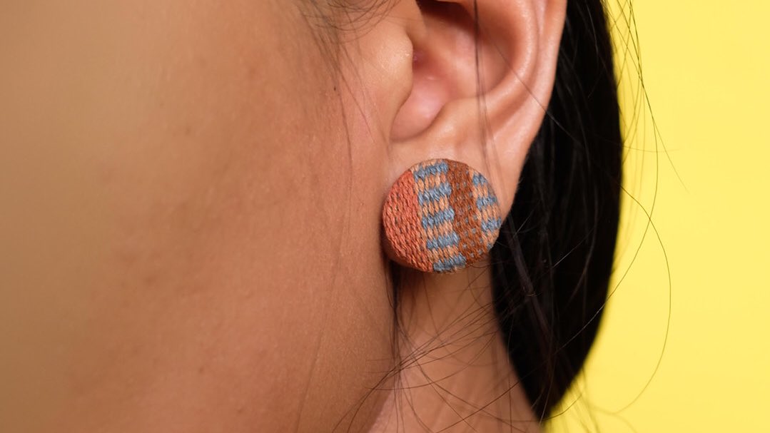 _noesa_'s tweet photo. Hasil olahan sisa kain tenun yang kami pakai 👇🏾 anting tusuk~ https://t.co/Acp0DJ7UF0