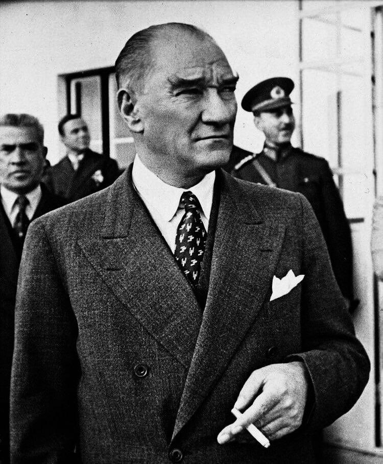 #Ataturk hiç bir zaman hiç bir dine hiç bir millete düşman olmamıştır hepsine saygı duymuştur.Özellikle İslam’a değil, İslam’ı kullanarak vatan hainliği ve din tüccarlığı yapanlara düşman olmuştur. Günümüzde din tüccarlığına ses çıkmadığı için Atatürk din düşmanı görünür..
