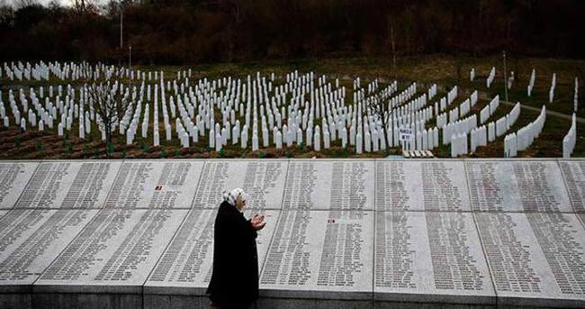 osm4nnar's tweet photo. Müslüman oldukları için binlerce insan katledildi, genç kızlara tecavüz edildi. Görün, anlayın, anlatın. Batı hiçbir zaman medeni olmadı, olmayacak da.

Unutmayın, unutulan soykırım tekrarlanır.

#11temmuz1995 #Srebrenica #Srebrenitsa https://t.co/F0ichPLdkb
