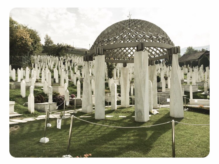 25 sene geçti ancak ne bizim acımız dindi ne de onların nefreti bitti. Avrupa’nın göbeğinde 312 bin Boşnak yalnızca Müslüman oldukları için katledildi. 

“Sırplar bize Türk derdi. Müslüman olduğumuz için Bosna’da kim Müslümansa Türk’tü.”
-Aliya İzzetbegoviç
#Srebrenitsa