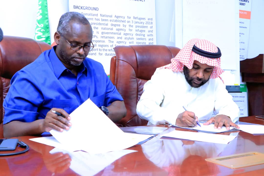 NDRASOMALILAND's tweet photo. The Chairman of the National Displacement and Refugee Agency(NDRA) Mr.Abdikarim Ahmed Mohamed (Hinif) and the Assistant Manager of Africa Office of @KSRelief Mr.Yusuf Al-Bulushi have signed a bilateral Agreement, in regard of cooperation and collaboration between NDRA &amp; @KSRelief https://t.co/bEEi0MtSzc