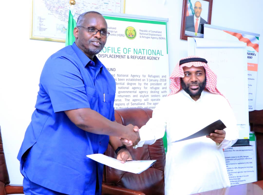 NDRASOMALILAND's tweet photo. The Chairman of the National Displacement and Refugee Agency(NDRA) Mr.Abdikarim Ahmed Mohamed (Hinif) and the Assistant Manager of Africa Office of @KSRelief Mr.Yusuf Al-Bulushi have signed a bilateral Agreement, in regard of cooperation and collaboration between NDRA &amp; @KSRelief https://t.co/bEEi0MtSzc