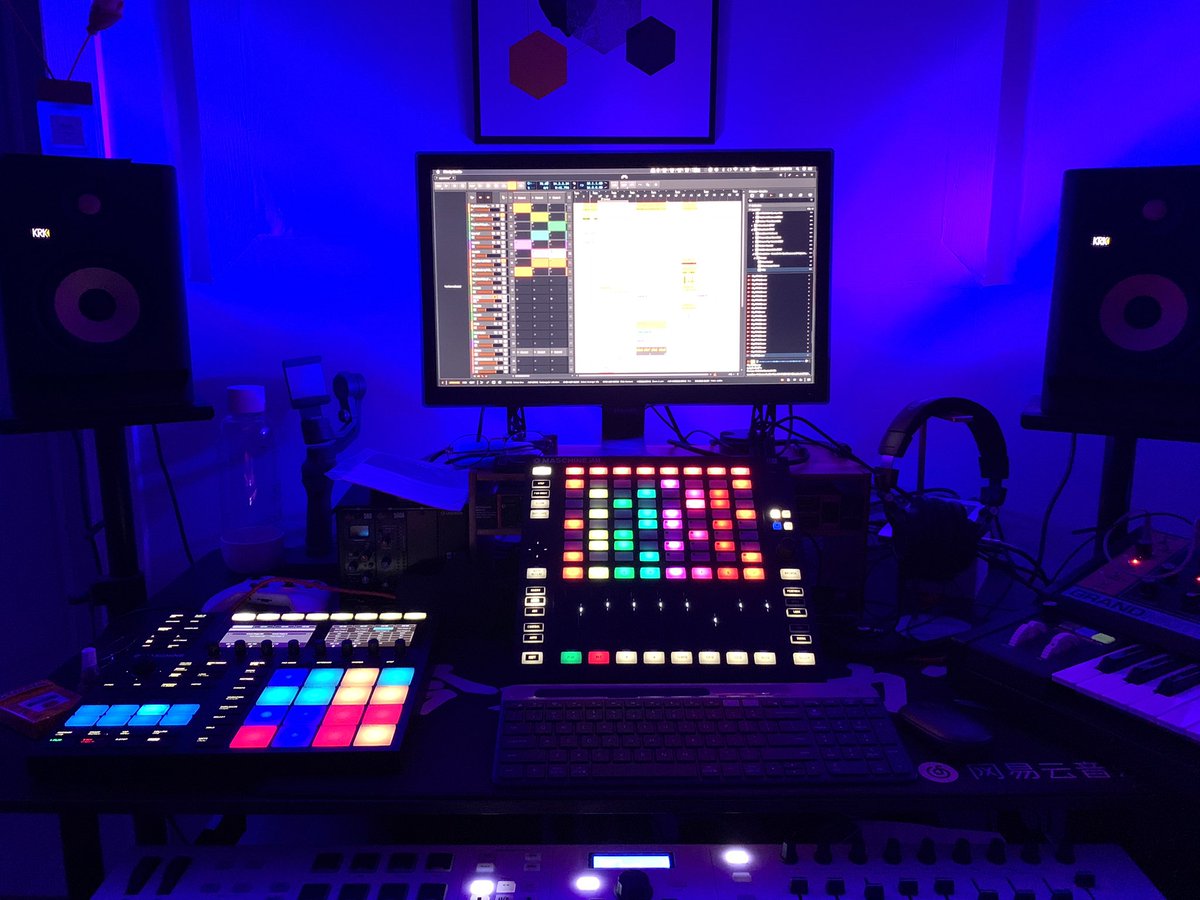 wutripleu's tweet photo. #lightson #maschinemk3 #maschinejam #bitwig #mooggrandmother #arturiakeylab https://t.co/1FphIXZDod