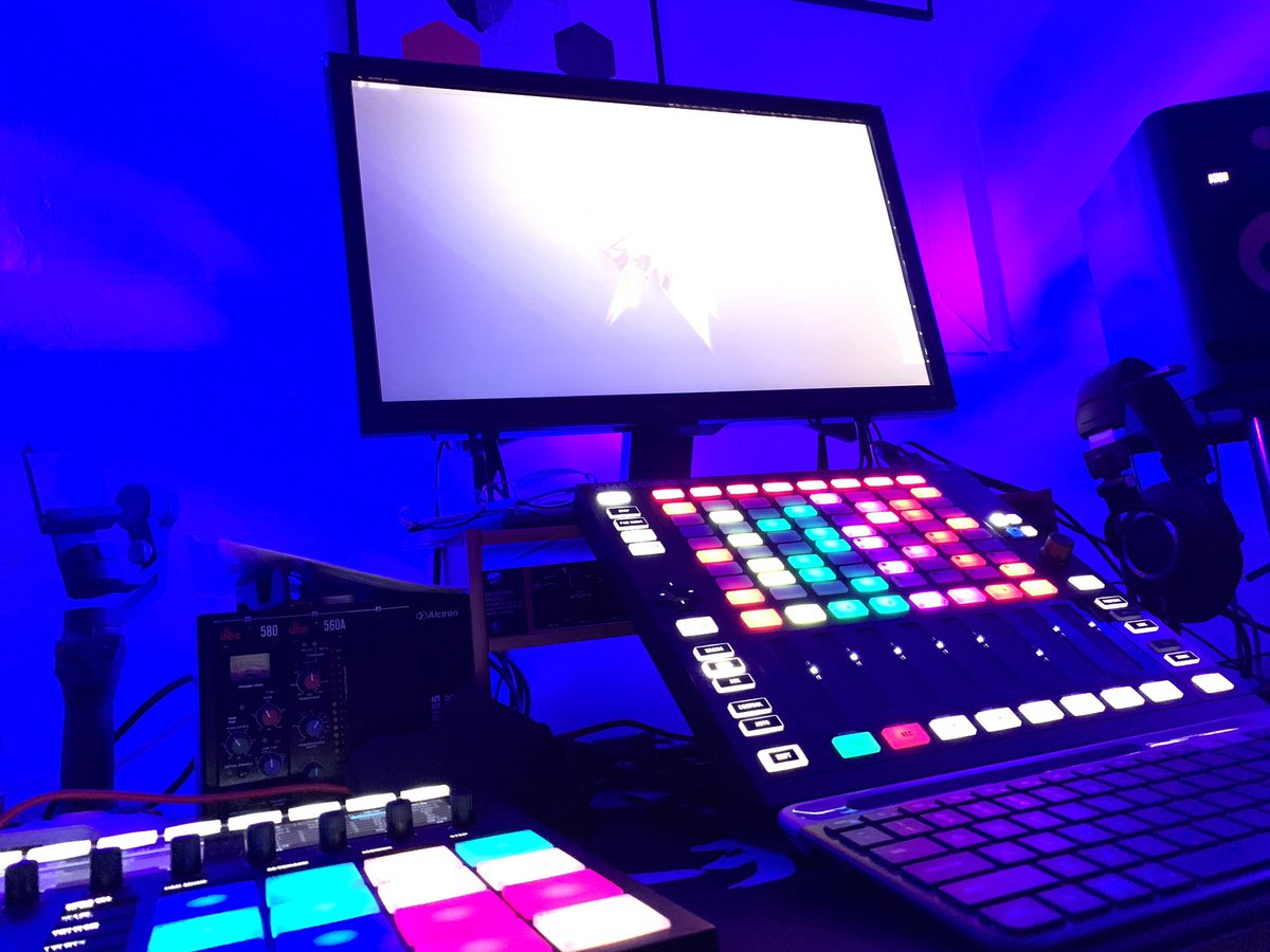 wutripleu's tweet photo. #lightson #maschinemk3 #maschinejam #bitwig #mooggrandmother #arturiakeylab https://t.co/1FphIXZDod