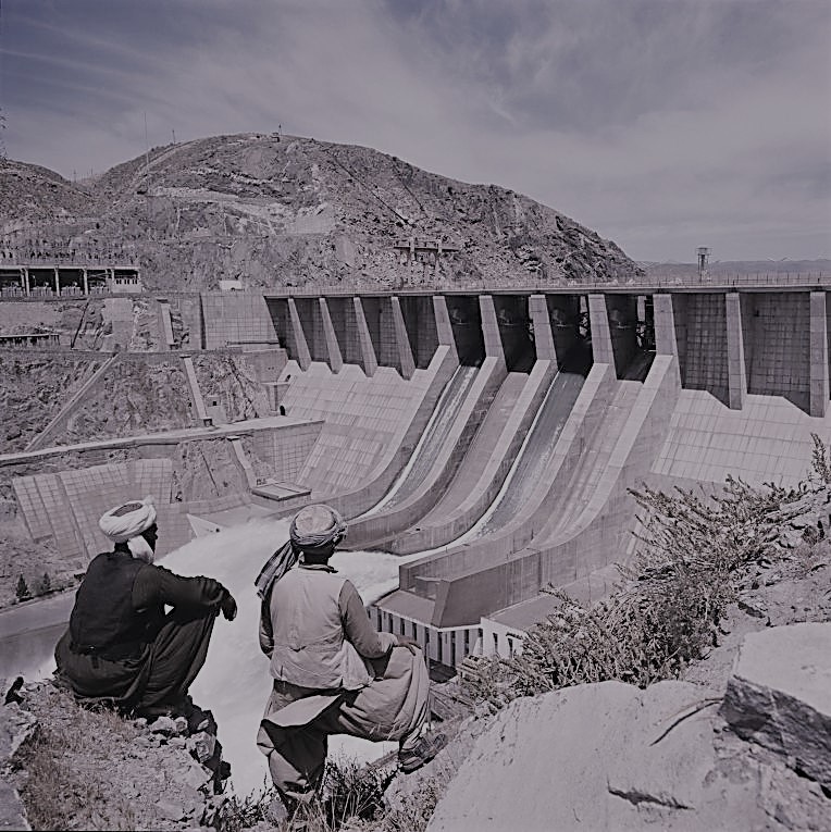 5/8Tensions with  #Pakistan:The river on which Naghlu dam is built, Kabul river, emerges in  #Afghanistan but empties in Indus river in Attock of Pakistan. This makes the river transboundary and thus the use of it takes a regional dimension. /AF