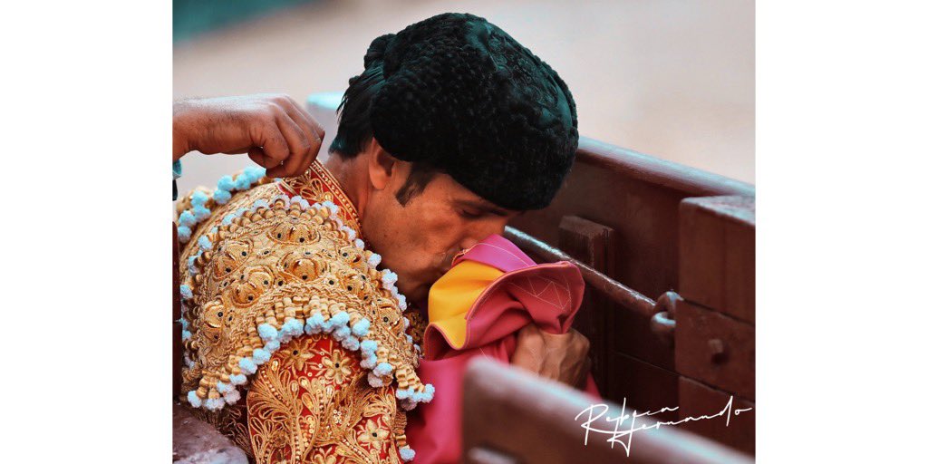 RHernando_Photo's tweet photo. Valientes...

Los que se entregan completos, aunque eso signifique regresar en partes.🖋

Emilio de Justo - Madrid 2019 

📸 @RHernando_Photo | @RebecaHerF 

< @EmiliodeJusto ~ @CTEmilioDeJusto ~ > 

#LoEsencialEsInvisibleALosOjos #ColeccionistaDeMomentos https://t.co/qlNCrlnUg7