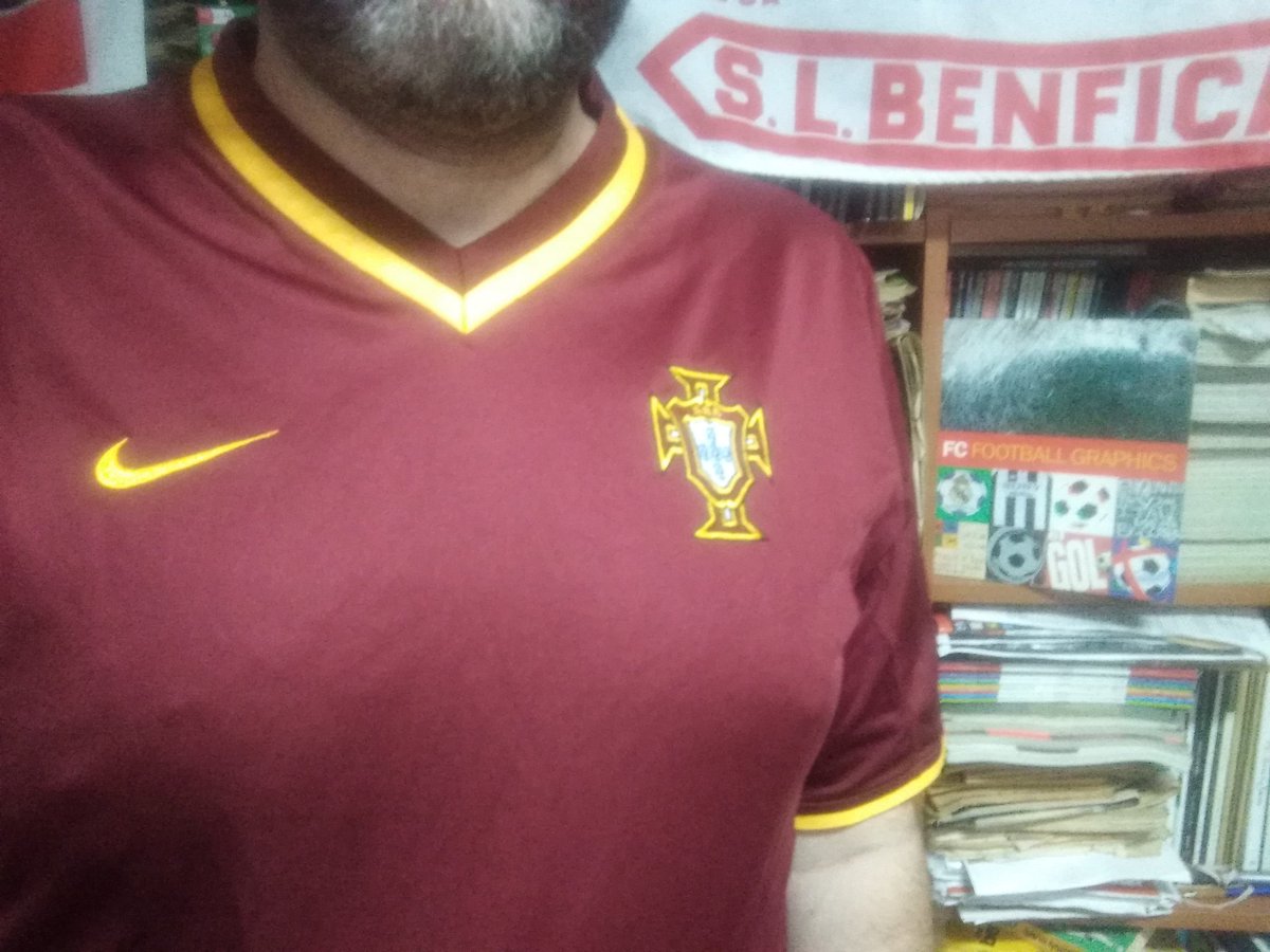 melgamike's tweet photo. Outro em que podíamos ter sido campeões e até ficava se calhar melhor foi no #euro2000, não? #QuarantineFootballShirts #homeshirts #footballshirts https://t.co/BxfPx9eb4m