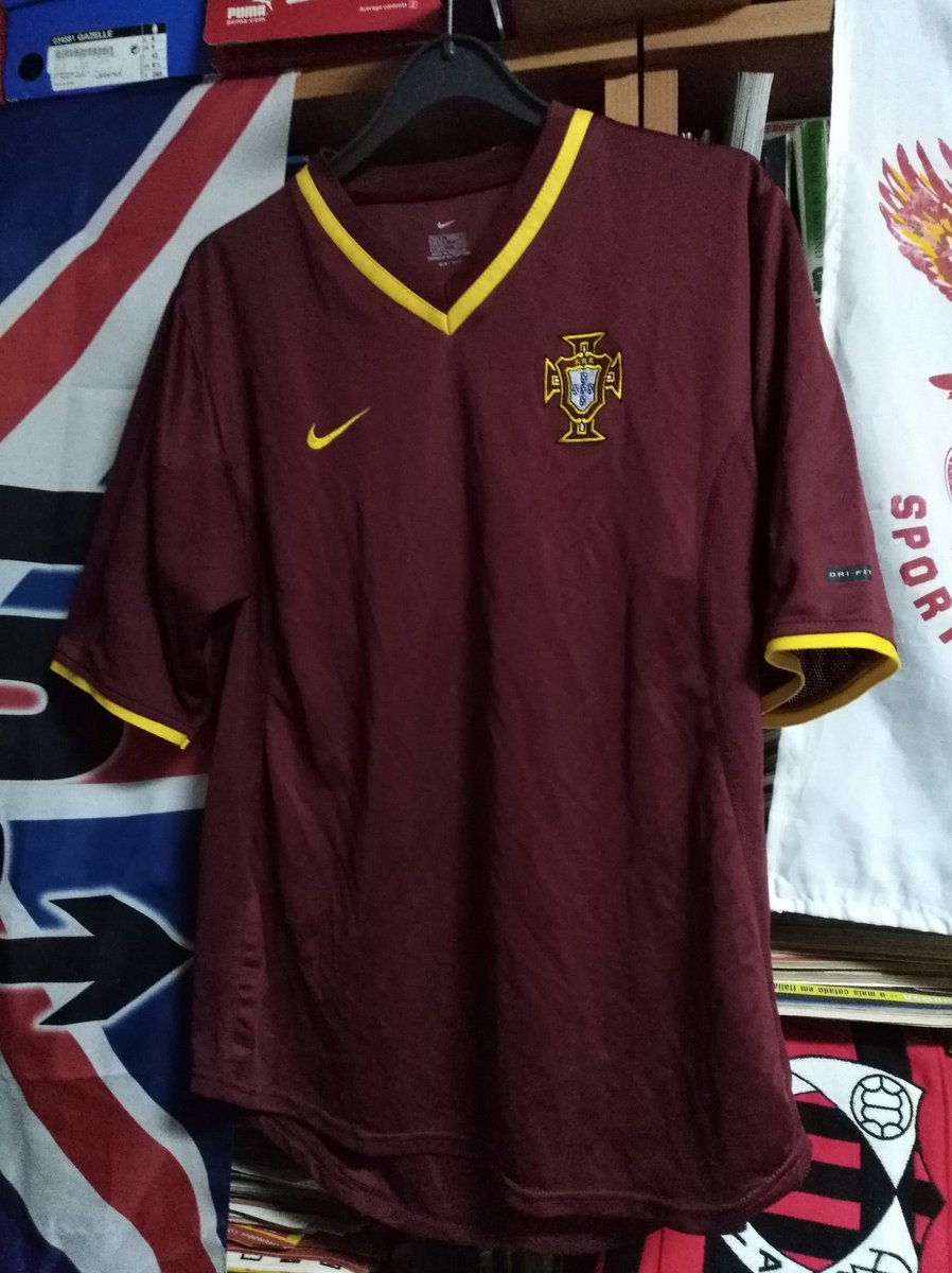 melgamike's tweet photo. Outro em que podíamos ter sido campeões e até ficava se calhar melhor foi no #euro2000, não? #QuarantineFootballShirts #homeshirts #footballshirts https://t.co/BxfPx9eb4m