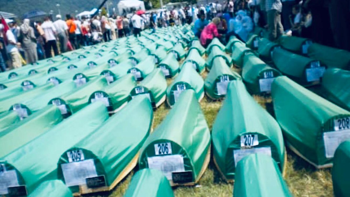 Sıra sıra yeşil tabutlar... Geçen 25 yıl... 8372 can... Halen bulunamayan yüzlerce kayıp... #Srebrenitsa soykırımı insanlık tarihinin en büyük utançlarından biri. Şehitlerimize Allah’tan rahmet diliyorum. Sebep olanları ve göz yumanları unutmayalım.