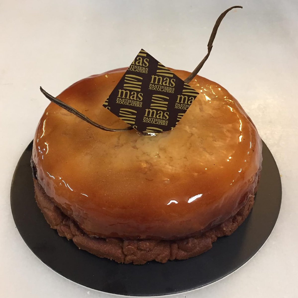 MasPastissers's tweet photo. Ja és dissabte i ens mereixem alguna cosa bona que el faci diferent... una Tarta Tatín per exemple.
És tracta d'un pastís de poma reineta al forn, amb caramel a la vainilla i base de crumble d'ametlles.
Segur que t'encantarà i ho gaudiràs molt.
#maspastissers #xocolaters https://t.co/IMhwWRKGNt