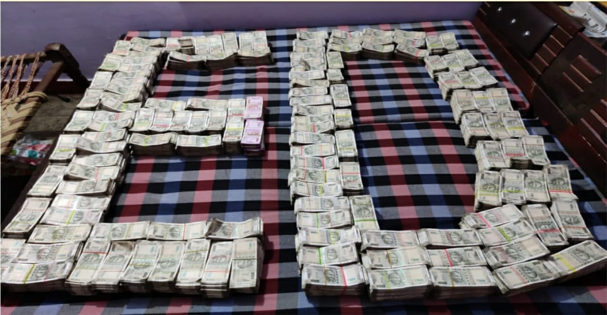 ANI's tweet photo. ED conducted searches FEMA at 8 locations in Delhi &amp; Ghaziabad incl residences &amp; offices of Directors of several tour&amp;travel companies and their CAs on 9th July&amp;seized unaccounted Indian currency amounting to Rs 3.57 Cr along with several incriminating documents &amp; digital records https://t.co/IXXkELk3yJ