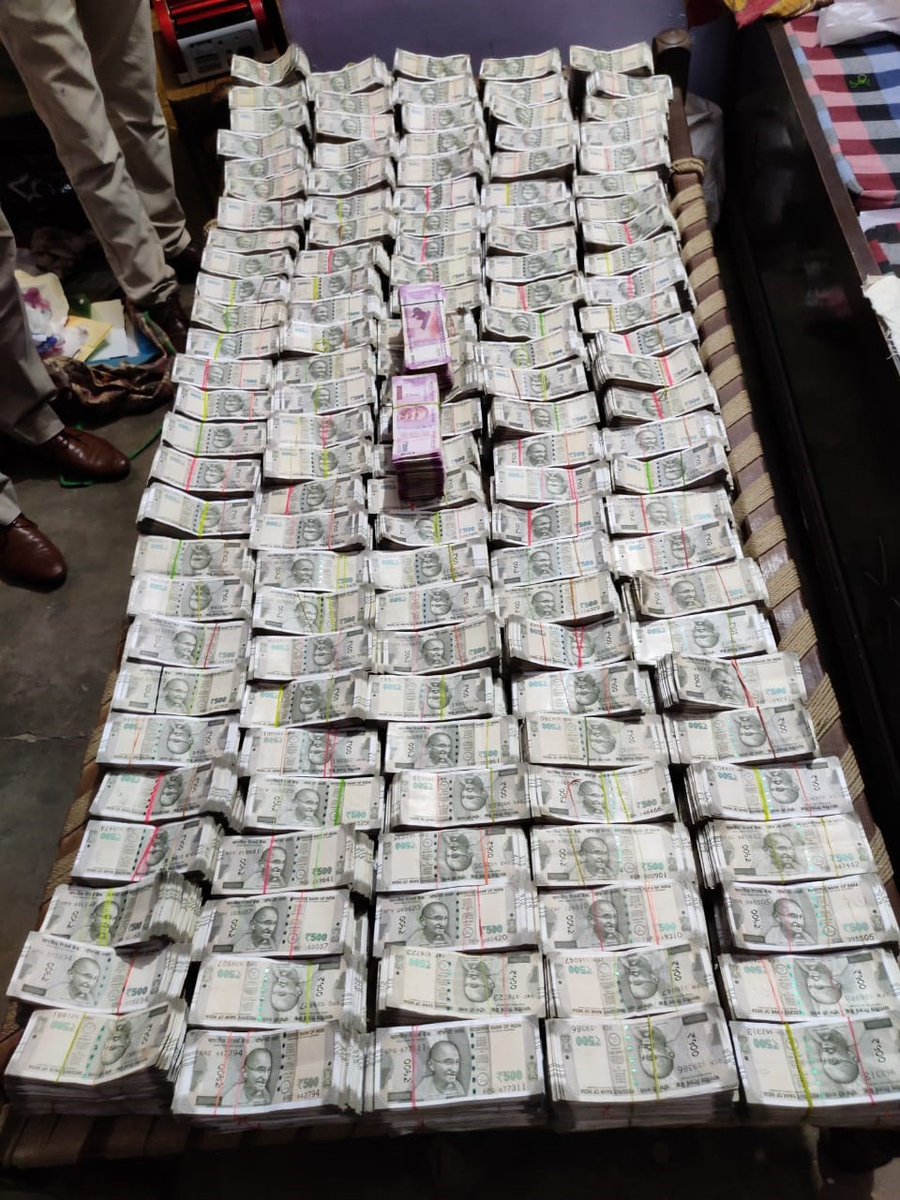 ANI's tweet photo. ED conducted searches FEMA at 8 locations in Delhi &amp; Ghaziabad incl residences &amp; offices of Directors of several tour&amp;travel companies and their CAs on 9th July&amp;seized unaccounted Indian currency amounting to Rs 3.57 Cr along with several incriminating documents &amp; digital records https://t.co/IXXkELk3yJ