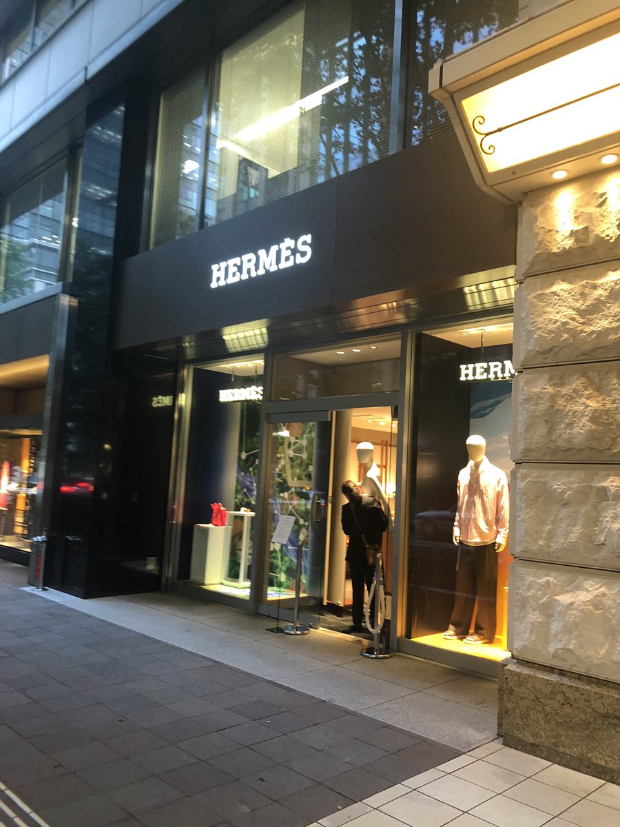 かおるるる Hermes丸の内は改装中で となりのとなりくらいで営業 最近 丸の内はいってないな Hermes Hermes丸の内 エルメス エルメス丸の内 改装中
