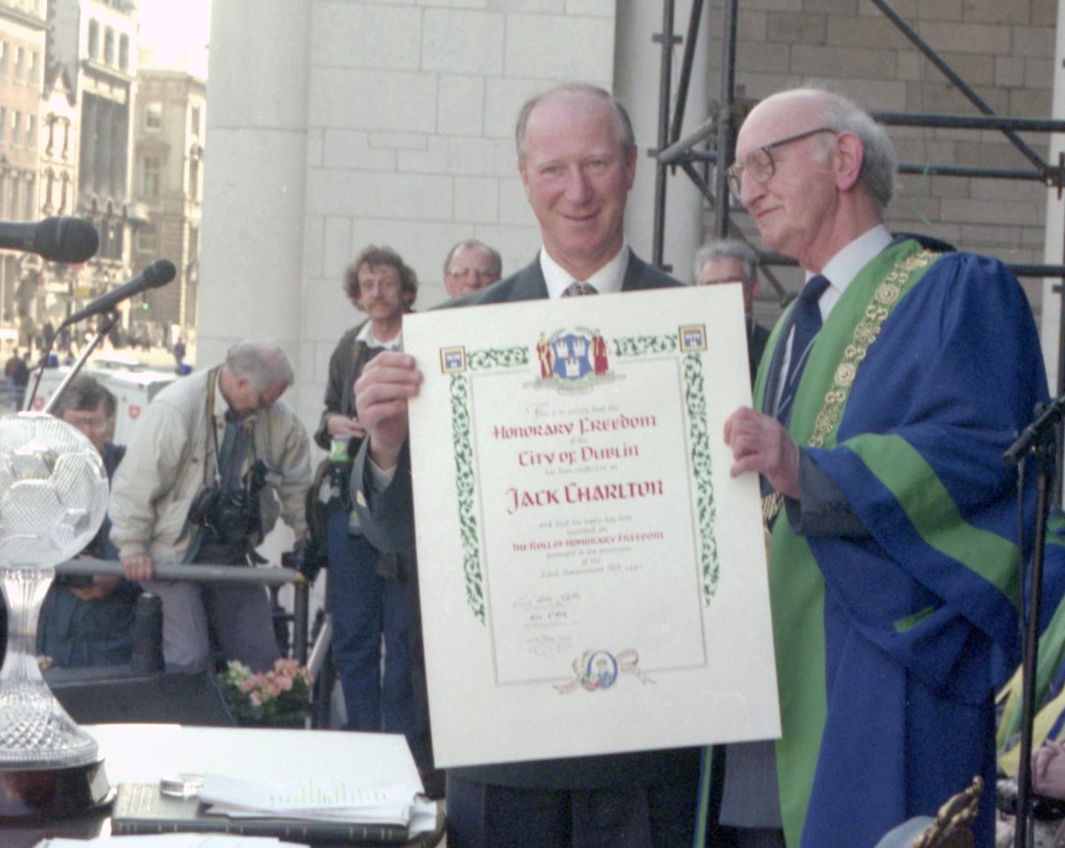 PaulMcauliffe's tweet image. This morning we are waking to the sad news that Jack Charlton has passed away. A Freeman of Dublin who at the end of a dark decade and the start of a better one, helped lift the spirits of our nation. It may not be a day for Olés but once again #WereAllPartofJackiesArmy