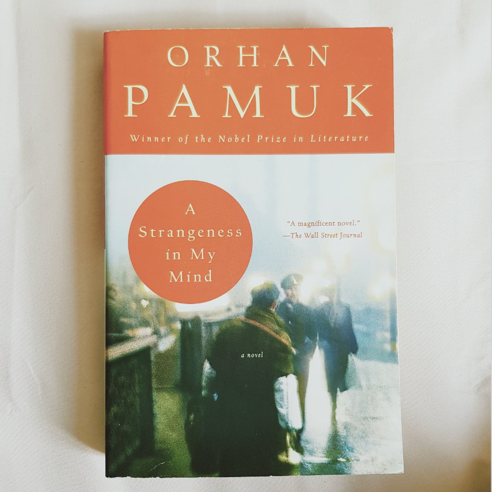 Booklover_Club's tweet photo. #AStrangenessinMyMind #หากหัวใจไม่สามัญ 
🇺🇸120฿ (ปกไืทย 630)
เรื่องราวเริ่มต้นขึ้น เมื่อ "เมฟลุต" ตกหลุมรักสาวคนหนึ่ง หลังจากเขียนจม.รักถึงเธออยู่สามปี เขาก็ตัดสินใจจะพาเธอหนีตามกันไป ดูเหมือนจะเป็นไปด้วยดี จนกระทั่งเขาพบว่าหญิงสาวที่กำลังหนีตามเขามานั้น ไม่ใช่หญิงที่เขาตกหลุมรัก https://t.co/fovbkYauOJ