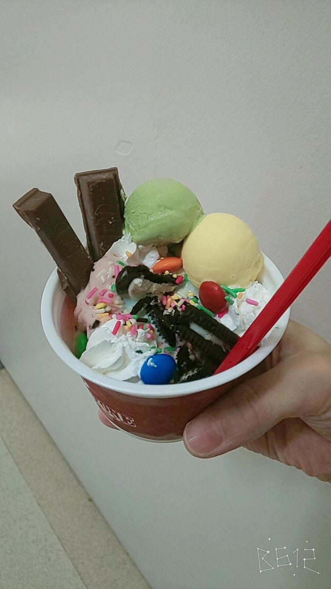 mayu45685461's tweet photo. もう暫くアイス食べたくないくらい

今日は食べました( ´Д｀)☝️

なぜか…( ´Д｀)オマケしてもらった

？

コールドストーンのアイスクリーム

写真見映えを🙏お願いしたけどさ
アイスクリームでお腹いっぱいに

なったさ( ´Д｀)☝️
盛って盛って盛って…うぷっ。 https://t.co/tImNo1LxYG
