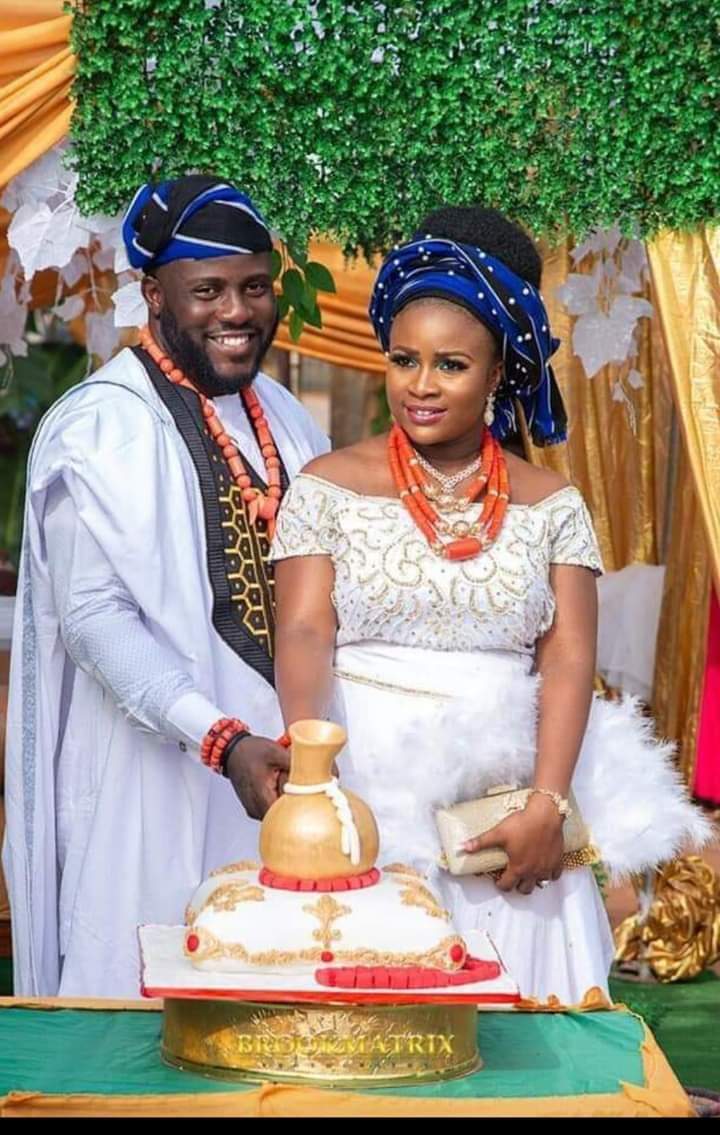 The new wife is firstly camped(Ahu Ojuga) in the home of her relative living close to her husband's house at least 3 days before she finally moves into the house.This is done to settle any complaint between the groom and his in-laws.7/9 #BenueTwitter