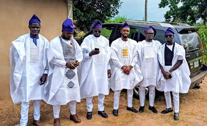 The next day, the groom's father hosts the couple to a big feast and blesses their union.A hen is slaughtered and shared into two equal parts, one part for each family, with the gizard and kidney given to the couple.8/9 #BenueTwitter