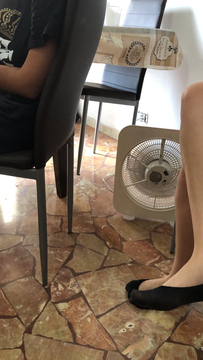 eeeejason's tweet photo. Guardando questa foto mi viene in mente che la vita è inutile e noiosa ma l’aria che viene dal ventilatore raga come fate a non volerla respirare https://t.co/hSRLmjfj0D