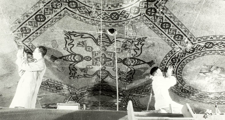 नंतर इस्लाममध्ये असलेल्या प्रतिमांच्या निषीद्धपणामुळे चर्चच्या चित्रकला,अलंकारिक प्रतिमा,दर्शविलेले चेहरे प्लास्टरने झाकण्यात आले.सुलतान मेहमद२ने वास्तुची डागडुजी केली,मिनार बांधला.नंतर मुलगा बायेझिद२ने दुसरा मिनार,नातू सलिम२ने अजून २मिनार बांधले. त्यामुळे मिनार वेगवेगळे दिसतात.