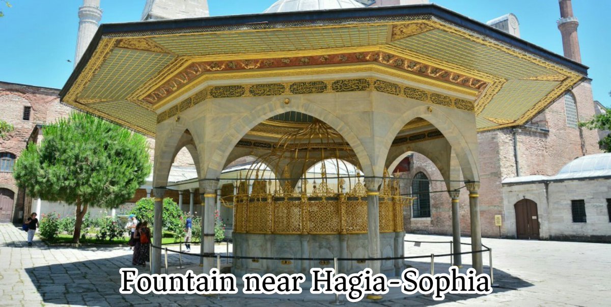 सलिम२ ने आया सोफियाच्या विकासात मोठ्या प्रमाणात हातभार लावला, १५७४मध्ये ते पूर्णपणे पुनर्संचयित केले. सलिम२ व चार इतर वंशज सुलतानांना आया सोफियाच्या प्रांगणात दफन करण्यात आले.महमुत१ ने १७३०-१७५४ मध्ये या मशिदीजवळ वाचनालय,कारंजा,भव्य किचन आणि मदरसा बांधली.