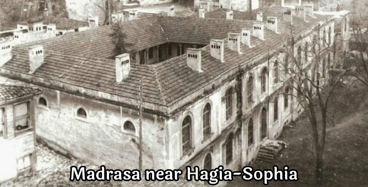 सलिम२ ने आया सोफियाच्या विकासात मोठ्या प्रमाणात हातभार लावला, १५७४मध्ये ते पूर्णपणे पुनर्संचयित केले. सलिम२ व चार इतर वंशज सुलतानांना आया सोफियाच्या प्रांगणात दफन करण्यात आले.महमुत१ ने १७३०-१७५४ मध्ये या मशिदीजवळ वाचनालय,कारंजा,भव्य किचन आणि मदरसा बांधली.