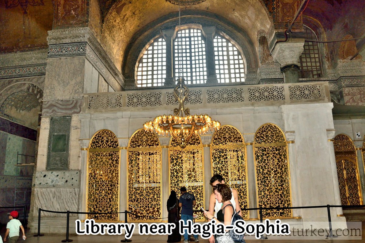 वाचनालय आया सोफीयाच्या दक्षिणेकडे पहिल्या मजल्यावर आहे. ती एक आयताकृती खोली आहे ज्यात भींतींचा अर्धाभाग मार्बलचा आहे, पुर्वेकडे महमुत१ची तुग्रा (कॅलिग्राफीक सही) आहे. लायब्ररीच्या पुढच्या बाजूला सहा स्तंभ आहेत आणि त्यामध्ये आतील भाग बंद करणार्‍या ब्राॅन्झ ग्रिल आहेत.
