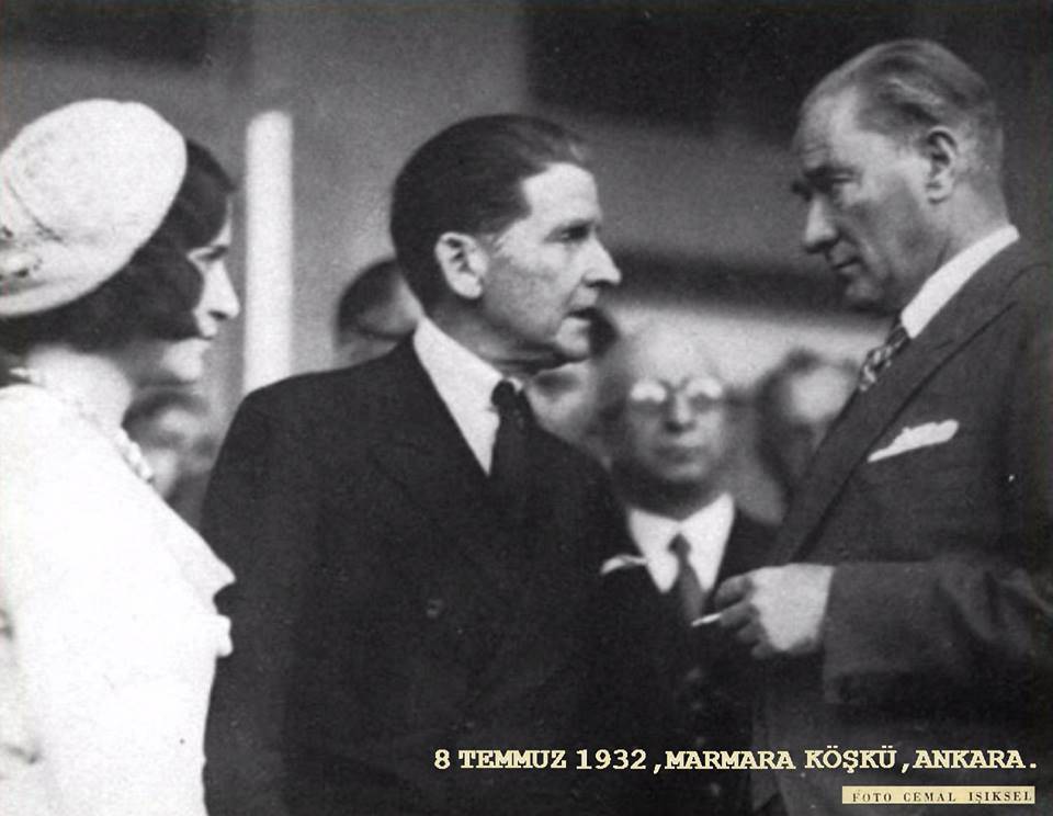 १फेब्रु१९३५ रोजी संग्रहालय खुले करण्यात आले.तिथे १९५०मध्ये डेमोक्रॅटीक पार्टीने प्रार्थना सुरू केल्या,पण नाटोमुळे पुन्हा माघार घेतली. असा प्रयत्न १९८०मध्ये जस्टीस पार्टीने केला पण सैनिकीबंडामुळे माघार घ्यावी लागली. मदरलॅंडपार्टीलाही १९९२मध्ये अशा निर्णयापासून माघार घ्यावी लागली.