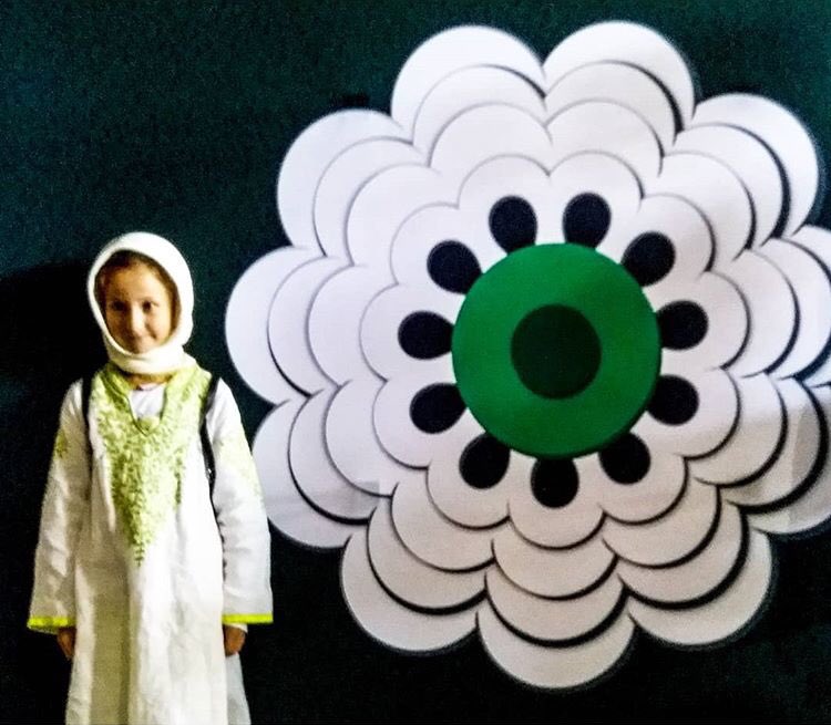 11 yapraklı Srebrenitsa çiçeği 11. Temmuz 1995 katliam gününü, ortadaki yeşil renk yeniden doğuşu, etrafındaki beyaz renk ise masumiyeti simgeliyor. 
Unutmadık unutturmayacağız! #Srebrenitsa