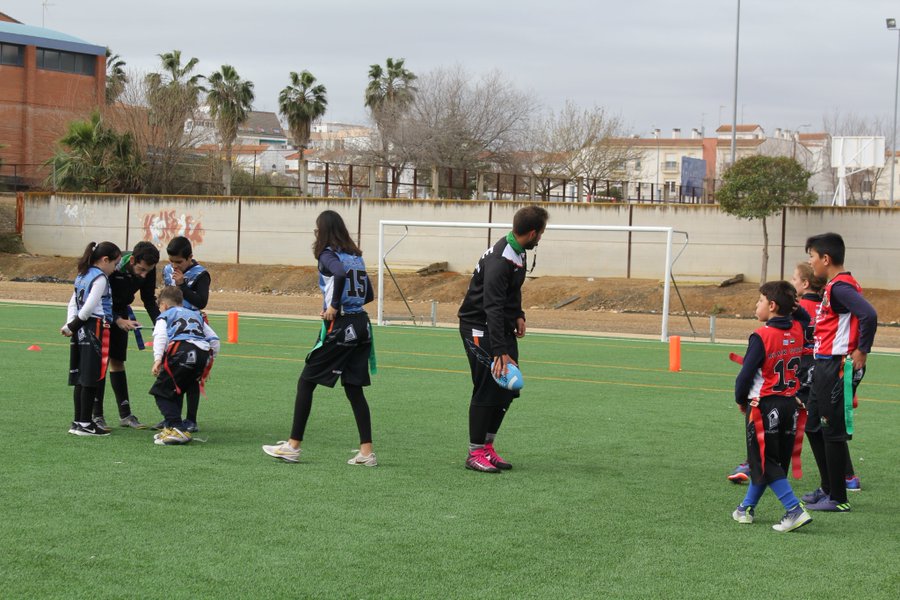 ExtremaduraFAFF's tweet photo. Último #GameDay🏈 de la temporada en Extremadura. En el 🏟️Anexo Municipal Villanovense, culminan la II Liga Local y la IV Liga Juvenil ADAME de @Vva_BlackStorks.
🕖19:00
➡️Wildcard #Raptors🦅 🆚 #BeerStorks🍻
➡️Final #BlueStorks💙 🆚 #RedStorks❤️
➡️Final #Saiyans🉐 🆚 Wildcard https://t.co/Xkr1dJJtYm