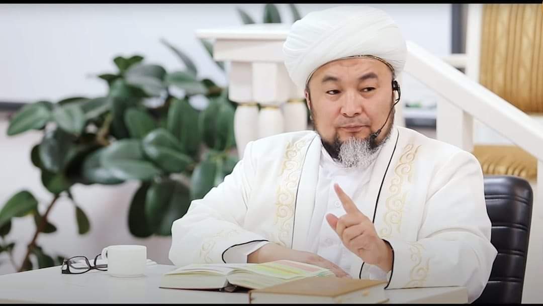 Арманды кайда катабыз,
Азыр биз сыздап жатабыз.
Мээримин төгүп табылгыс,
Сагынып тосоор апаңыз😰

Аңгырап дүйнө бош эми,
Ажыкем, арман, кош эми.
Бийиктен карап элиңди,
Бейиштин таңын тос эми!!!😰