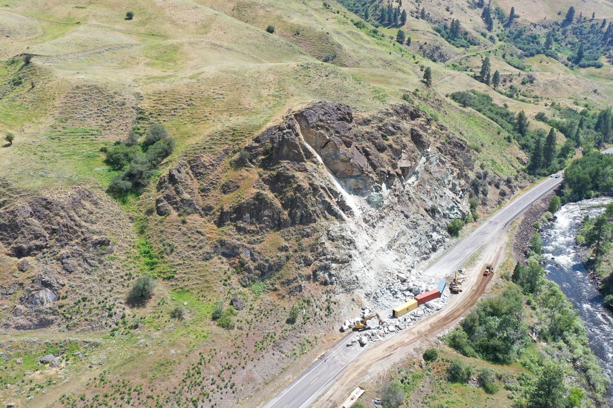ricard_oliveras's tweet image. Mesures de contenció provisionals en una esllavissada. Els contenidors marítims no funcionen. Quina temeritat. #RiscosGeològics #Rockslide US-95 Riggins 📷@zachlifton